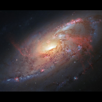 Seyfert I -galaksi M106 - kuva: NASA ja ESA